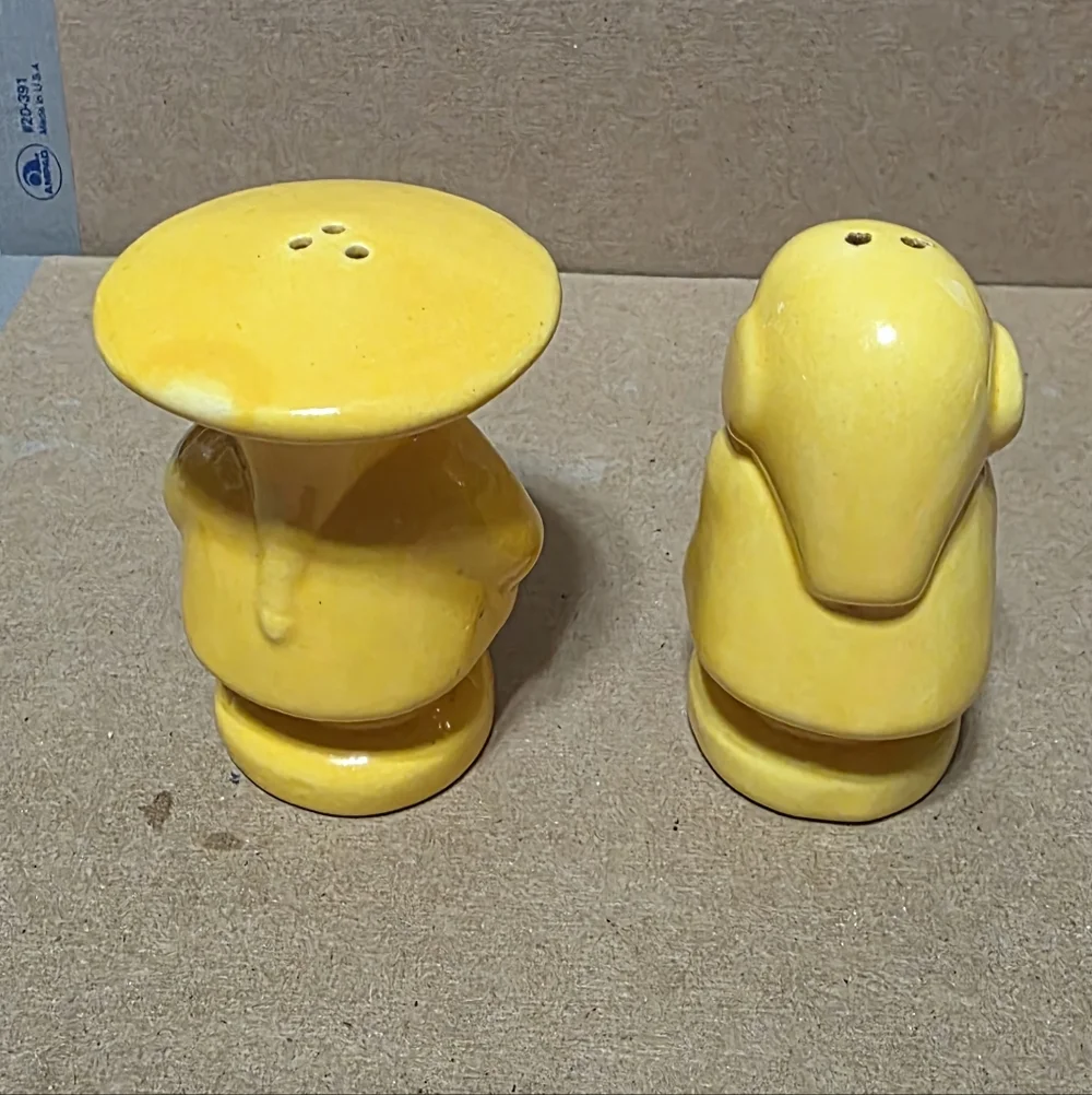 Vtg Chinese Couple Salt Pepper Shaker Set #146